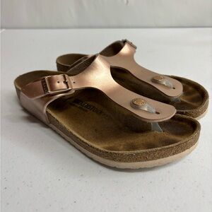 Birkenstock Gizeh model in a metallic copper color Child Size 34 or Size 3